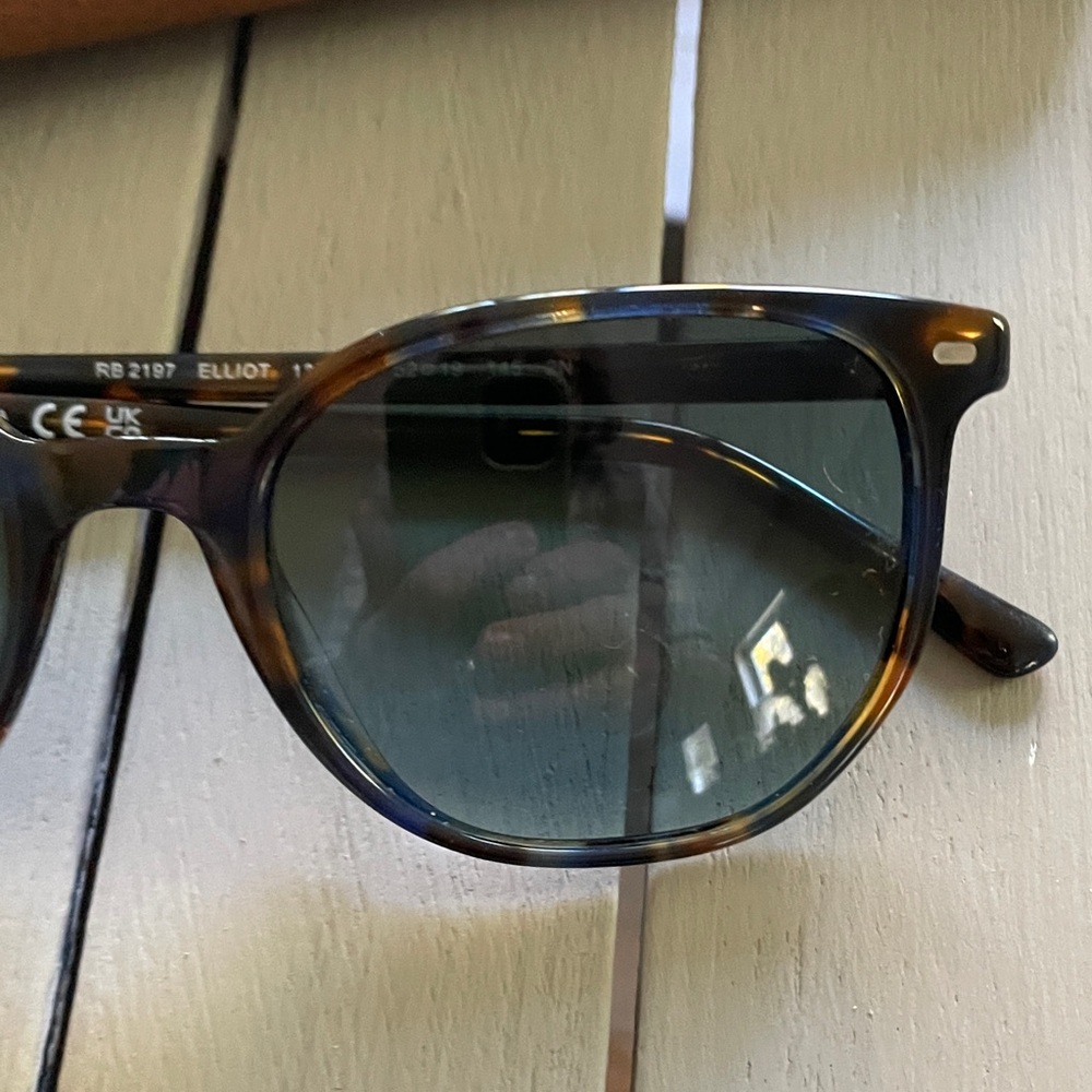 Ray-Ban Tortoise Sunglasses with Brown Case - Picture 3 of 6